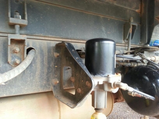 รถฮีโน่ 6 ล้อดั้ม 175 แรงม้า. ปี 55  ( รถวิ่ง 5x,xxx กม. )  สนใจติดต่อ  081 - 6079515