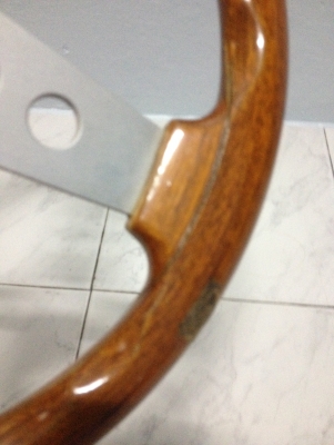 ขายพวงมาลัยไม้แท้ O B A made italian 13"5 สภาพมีรอยไม้ร้าวด้านขวา ตามรูป แต่ก้านติดกับไม้ยังแน่อยู่ใช้งานใด้ตามปกติ ราคา700บาท โทร0924462525โส