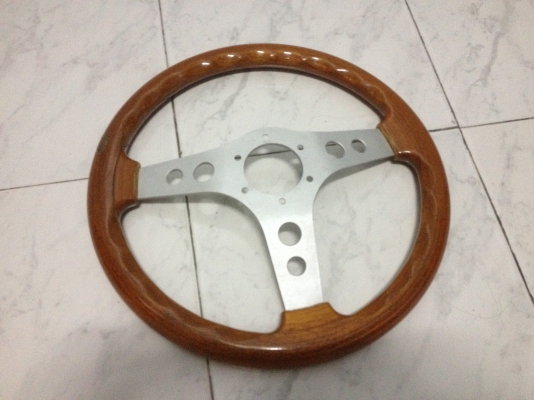 ขายพวงมาลัยไม้แท้ O B A made italian 13"5 สภาพมีรอยไม้ร้าวด้านขวา ตามรูป แต่ก้านติดกับไม้ยังแน่อยู่ใช้งานใด้ตามปกติ ราคา700บาท โทร0924462525โส