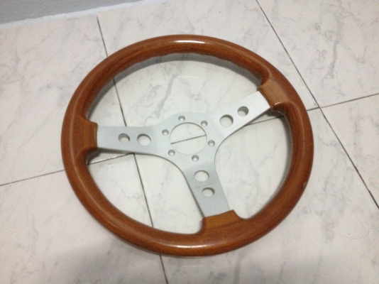 ขายพวงมาลัยไม้แท้ O B A made italian 13"5 สภาพมีรอยไม้ร้าวด้านขวา ตามรูป แต่ก้านติดกับไม้ยังแน่อยู่ใช้งานใด้ตามปกติ ราคา700บาท โทร0924462525โส