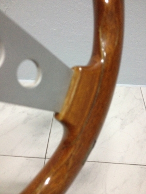 ขายพวงมาลัยไม้แท้ O B A made italian 13"5 สภาพมีรอยไม้ร้าวด้านขวา ตามรูป แต่ก้านติดกับไม้ยังแน่อยู่ใช้งานใด้ตามปกติ ราคา700บาท โทร0924462525โส