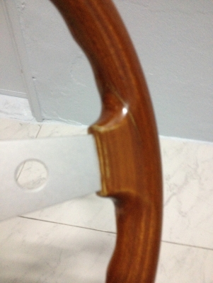 ขายพวงมาลัยไม้แท้ O B A made italian 13"5 สภาพมีรอยไม้ร้าวด้านขวา ตามรูป แต่ก้านติดกับไม้ยังแน่อยู่ใช้งานใด้ตามปกติ ราคา700บาท โทร0924462525โส