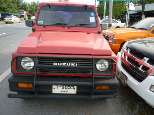 รถยนต์ ซูซูกิ คาริเบียน สีแดง