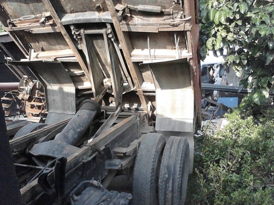 ขายรถ6ล้อดั้มหน้ายาวเครื่อง6BD1เฟื่องท้ายปรอย200ทะเบียนพร้อม