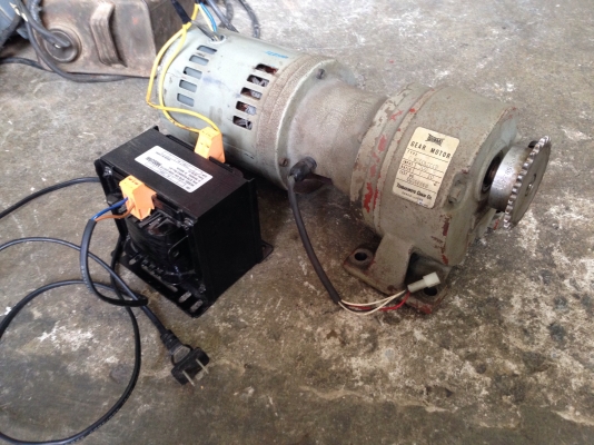 ขายมอเตอร์เกียร์ไฟบ้านเก่าญี่ปุ่น Toshiba 1/4 HP. หัวเกียร์ Tsubaki ทด 1:20 พร้อมหม้อแปลง ต่อเข้าไฟบ้าน 220V ได้เลยครับ มีคอล์ยเบรคในตัว ต้องไปต่อไฟใหม่ หรือจะใช้แบบนี้เลยก็ได้ครับ