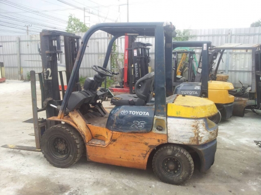 ขายรถยก โฟล์คลิฟ TOYOTA 7FD25 ยก2.5 ตัน เครื่อง ดีเซล2Z เกียร์ออโต้ เครื่องเกียร์ดีมาก พร้อมใช้งาน 240,000 บาท 094-4267888 จะเด็ด