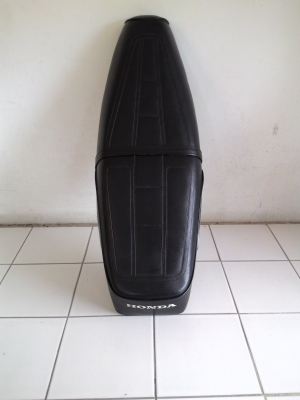 ขายเบาะ c700 c900 มีคิ้วมือ 1 งานเก่าสภาพดี  พื้นพลาสติกหนามีใบเดียว 650 รวมส่ง  โทร.086-5292215