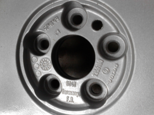 แม๊กเดิม VOLVO ขนาด 5 รู ขอบ 15 ชุด 4 ใบ TEL.081-427-3941 แม๊กเดิม VOLVO ขนาด 5 รู ขอบ 15 ชุด 4 ใบ TEL.081-427-3941