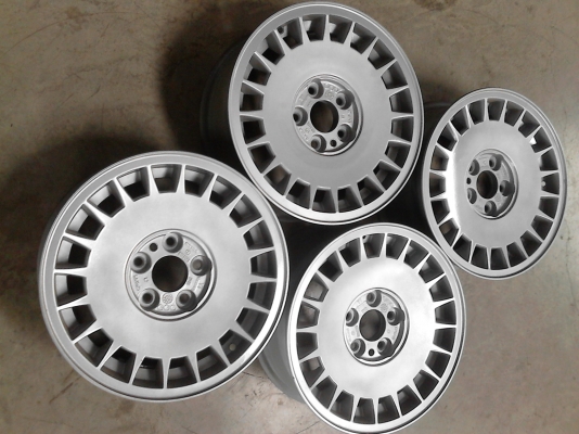 แม๊กเดิม VOLVO ขนาด 5 รู ขอบ 15   ชุด 4 ใบ TEL.081-427-3941