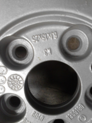 แม๊กเดิม VOLVO ขนาด 5 รู ขอบ 15 ชุด 4 ใบ TEL.081-427-3941 แม๊กเดิม VOLVO ขนาด 5 รู ขอบ 15 ชุด 4 ใบ TEL.081-427-3941