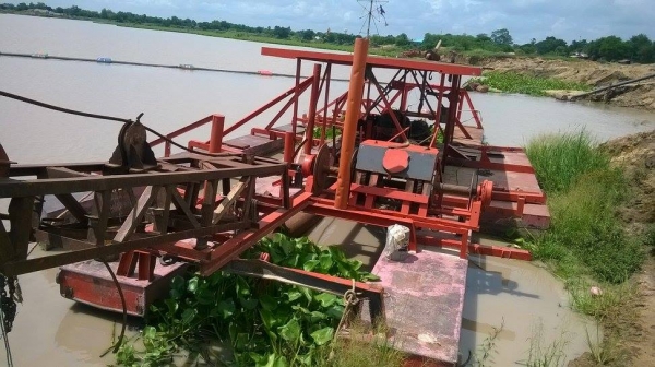 เรือดูดทราย แบบทุ่นสี่เหลี่ยม ยาว ๓0 เมตร ทุ่นสี่เหลี่ยม สี่ทุ่น ยาว สามสิบเมตร ดูดสิบ ออกสิบ เครื่อง EF ฮีโน่550 ท่อส่งไม่มีตู้แยก ฝาแยก แยกทรายแยกกรวดไม่มี ปั้มดูดใต้น้ำ สองเมตร