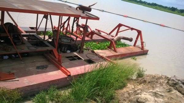 เรือดูดทราย แบบทุ่นสี่เหลี่ยม ยาว ๓0 เมตร ทุ่นสี่เหลี่ยม สี่ทุ่น ยาว สามสิบเมตร ดูดสิบ ออกสิบ เครื่อง EF ฮีโน่550 ท่อส่งไม่มีตู้แยก ฝาแยก แยกทรายแยกกรวดไม่มี ปั้มดูดใต้น้ำ สองเมตร