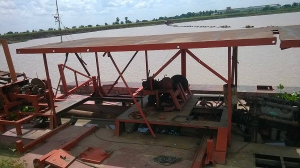 เรือดูดทราย แบบทุ่นสี่เหลี่ยม ยาว ๓0 เมตร ทุ่นสี่เหลี่ยม สี่ทุ่น ยาว สามสิบเมตร ดูดสิบ ออกสิบ เครื่อง EF ฮีโน่550 ท่อส่งไม่มีตู้แยก ฝาแยก แยกทรายแยกกรวดไม่มี ปั้มดูดใต้น้ำ สองเมตร