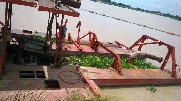 เรือดูดทราย แบบทุ่นสี่เหลี่ยม ยาว ๓0 เมตร ทุ่นสี่เหลี่ยม สี่ทุ่น ยาว สามสิบเมตร ดูดสิบ ออกสิบ เครื่อง EF ฮีโน่550 ท่อส่งไม่มีตู้แยก ฝาแยก แยกทรายแยกกรวดไม่มี ปั้มดูดใต้น้ำ สองเมตร