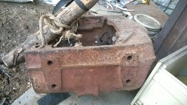 คางหมู ใช้กับรถฟอด 2600 อยู่ติดกับบนคานล้อหน้า รถไถ 6600 ของเก่าญี่ปุ่น