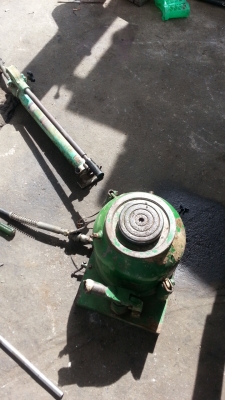 ขายแม่แรง 100 ตันจำนวน 2 ตัวราคาตัวละ 10,000 บาท