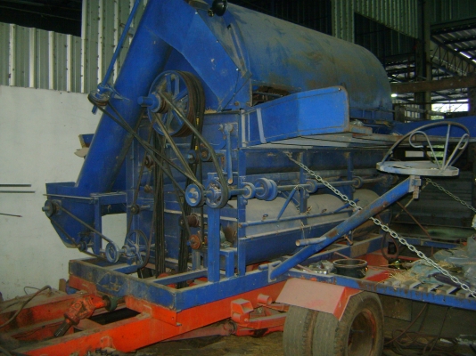 รถสีข้าว 6ล้อ   เครื่องHINO 130 แรง  6ฟุต  สภาพดีมากๆ  ราคา   160,000บาท ด่วนๆๆ