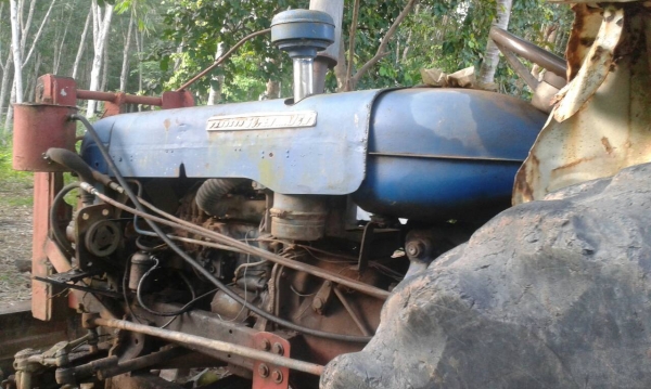 ขายรถไถ FORD รวงข้าว เพลาเดี่ยว ใบมีดดันหน้า 7 จาน ราคา 85000