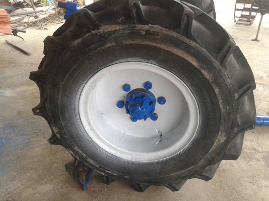 ขายเพลาหน้าFord พร้อมล้อยาง ครบชุด