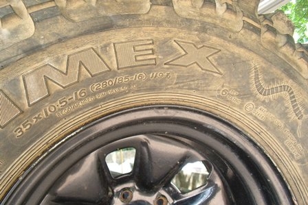 ขายยางอะไหล่เก่าเก็บไม่ได้ใช้ 35x10.5x16กะทะ7.5x-30 ราคา2500 บ.0898800701โต้ง