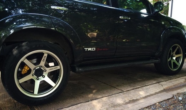 ขาย zr06 ขอบ20 ยางmaxxis 265/50/20 ทั้งชุดเพิ่งเบิกใหม่ ขายถูก ขาย zr06 ขอบ20 ยางmaxxis 265/50/20 ทั้งชุดเพิ่งเบิกใหม่ ขายถูก