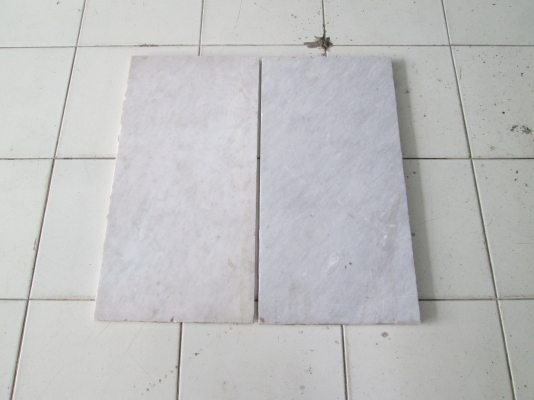 หินอ่อนมือสอง  กว้าง 30 ซม X ยาว  60 ซม  มีประมาณ 250 แผ่น