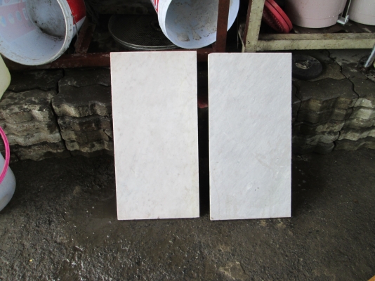 หินอ่อนมือสอง  กว้าง 30 ซม X ยาว  60 ซม  มีประมาณ 250 แผ่น