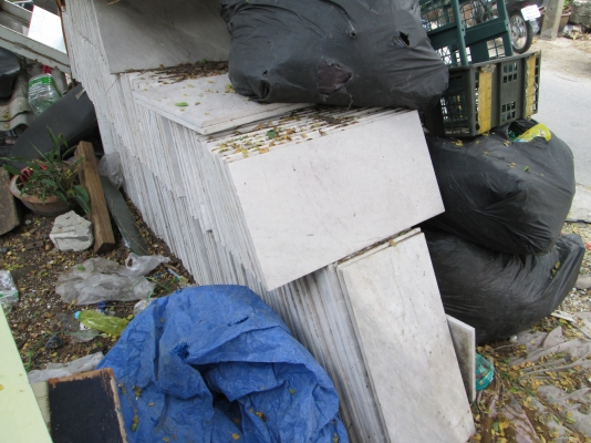 หินอ่อนมือสอง  กว้าง 30 ซม X ยาว  60 ซม  มีประมาณ 250 แผ่น