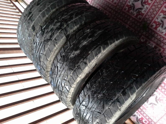 ขายยาง265/70/16ยางปี12 กินข้าง1เส้นเนื่องจากโช้คเสียอีก3เส้นสวยๆ