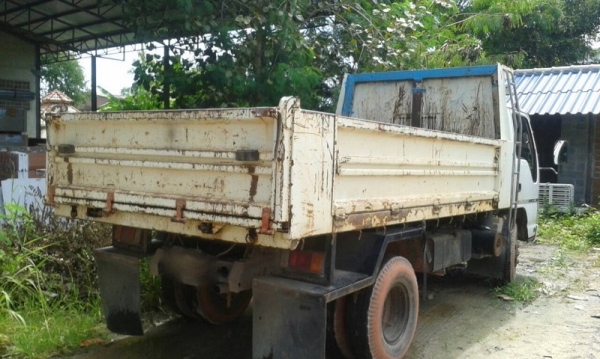 รถอีซูซุ 6 ล้อดั้ม NQR 150 แรงม้า. ปี 50 สนใจติดต่อ 081 - 6079515 รถอีซูซุ 6 ล้อดั้ม NQR 150 แรงม้า. ปี 50 สนใจติดต่อ 081 - 6079515