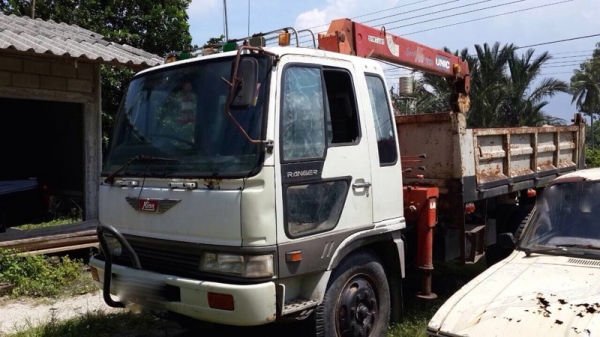 รถฮีโน่  6  ล้อดั้ม ติดเครน 3  ตัน. KL300 เปลื่ยนเครื่อง 168 แรงม้า.  สนใจติดต่อ 081 - 6079515