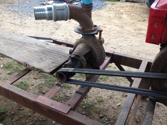 เครื่องสูบน้ำติดเครื่องยันม่าร์ พร้อมรถไถเล็กไว้ลาก