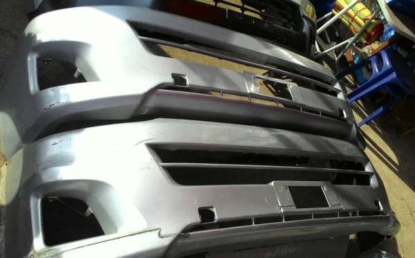 กันชนหน้ารถตู้ คอมมิวเตอร์ หน้าย้อย ของแท้มือสอง กันชนหน้ารถตู้ คอมมิวเตอร์ หน้าย้อย ของแท้มือสอง