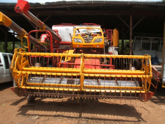 ขายรถเกี่ยวข้าวศักดิ์พัฒนา อุ้ม 2.5 ตัน ปี 49 เครื่องยนต์ 280 แรงม้า ปั้มไดกิ๊นส์ เบอร์ 23 โซ่ 48 ข้อ สภาพดีพร้อมใช้งาน