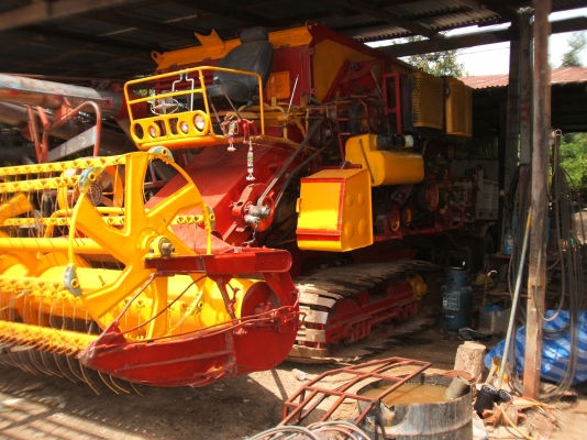 ขายรถเกี่ยวข้าวศักดิ์พัฒนา อุ้ม 2 ตัน ปี37 สภาพดีพร้อมเกี่่ยว เครื่องยนต์มิตซู 6D17 ปั้มไดกิ๊นส์ เบอร์ 23