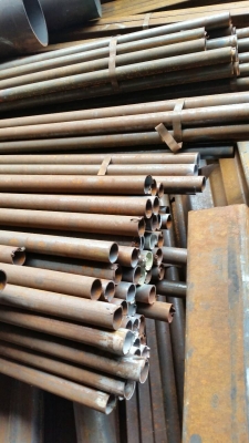 ขายเหล็กกล่องและเหล็กแป๊บกลมมีหลายขนาดเหมา และแบ่งขายกิโล ละ 17 บาท