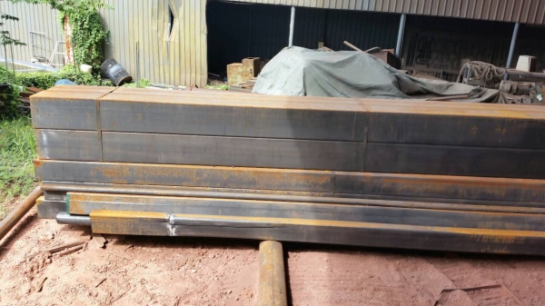 ขายเหล็กกล่องและเหล็กแป๊บกลมมีหลายขนาดเหมา และแบ่งขายกิโล ละ 17 บาท