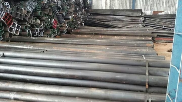 ขายเหล็กกล่องและเหล็กแป๊บกลมมีหลายขนาดเหมา และแบ่งขายกิโล ละ 17 บาท