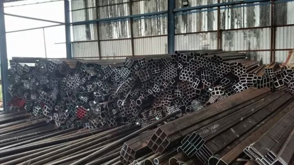 ขายเหล็กกล่องและเหล็กแป๊บกลมมีหลายขนาดเหมา และแบ่งขายกิโล ละ 17 บาท