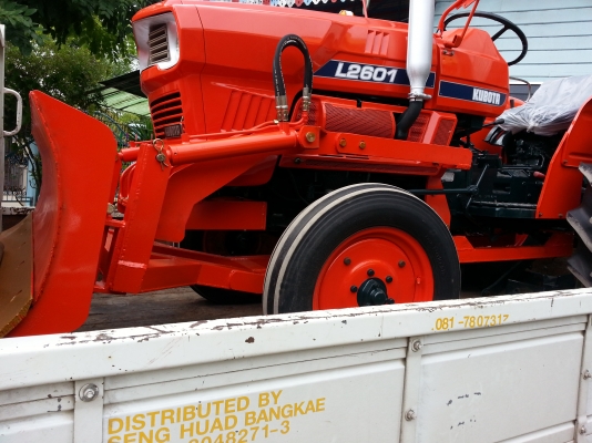 ใบมีดดันหน้าของใหม่ คูโบต้า L2601 กระบอกคู่ คานล่าง สวย น่าใช้ เปิดกระโปรงได้ไม่ติดกระบอก ติดต่อ 0817807317