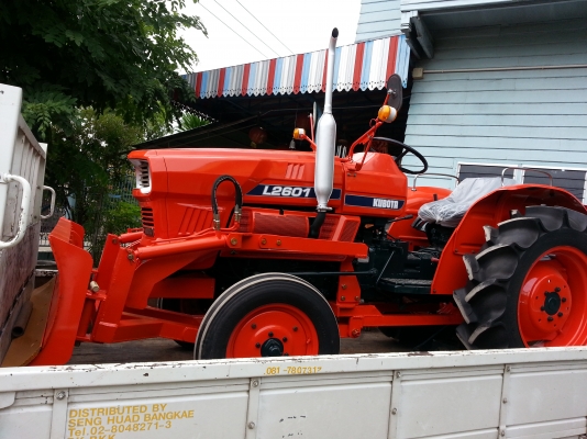 ใบมีดดันหน้าของใหม่ คูโบต้า L2601 กระบอกคู่ คานล่าง สวย น่าใช้ เปิดกระโปรงได้ไม่ติดกระบอก ติดต่อ 0817807317