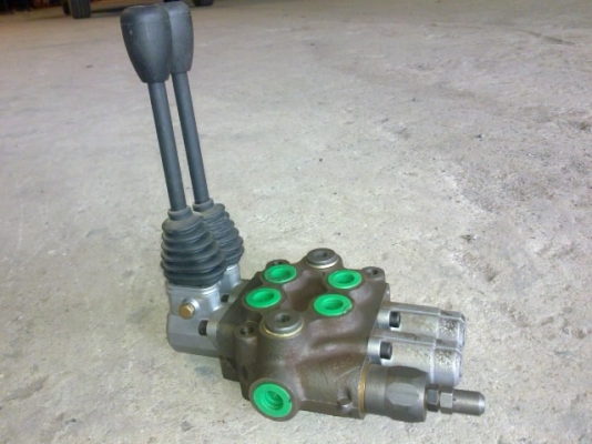 คอนโทล 2 แกน เหมาะสำหรับดัดแปลง ใบมีดดันหน้า เพิ่มประโยชน์ใช้งาน ราคา 6500 ติดต่อ 081-7807317