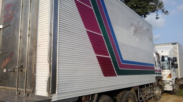 รถฮีโน่ 10 ล้อ ตู้เย็น F18  เปลื่ยนเครื่อง  195 แรงม้า.  สนใจติดต่อ 081 - 6079515