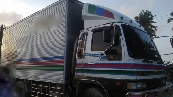 รถฮีโน่ 10 ล้อ ตู้เย็น F18  เปลื่ยนเครื่อง  195 แรงม้า.  สนใจติดต่อ 081 - 6079515