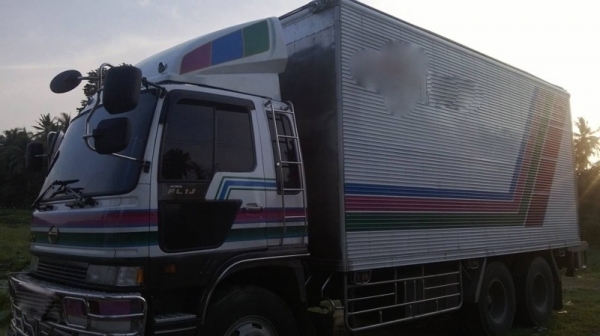 รถฮีโน่ 10 ล้อ ตู้เย็น F18  เปลื่ยนเครื่อง  195 แรงม้า.  สนใจติดต่อ 081 - 6079515