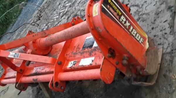 ขายจอบหมุนตราช้าง 1.8 มี10  ตัว   ครับ