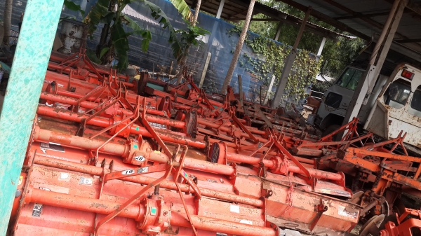 ขายจอบหมุนตราช้าง 1.8 มี10  ตัว   ครับ