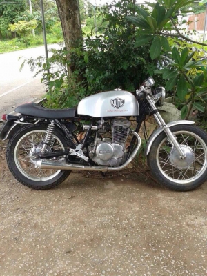 ต้อนรับหน้าหนาวด้วย....ขายรถมอไซต์ Yamaha SR400 สภาพสวยแต่ง สไตล์ Cafe' มีใบ Invoice นำเข้าให้ ราคา 58,000.-บาท