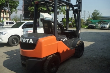 forklift  3.0 ตัน 4 mm.TOYOTA รุ่น.8 ดีเซล  เกียร์อัตโนมัติ ยกสูงสุด 4.0 เมตร