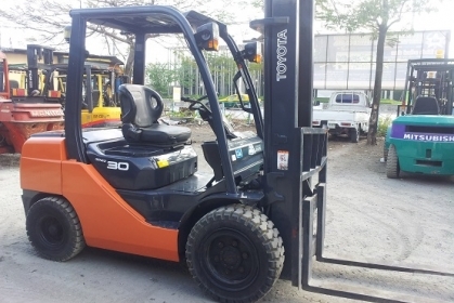 forklift  3.0 ตัน 4 mm.TOYOTA รุ่น.8 ดีเซล  เกียร์อัตโนมัติ ยกสูงสุด 4.0 เมตร